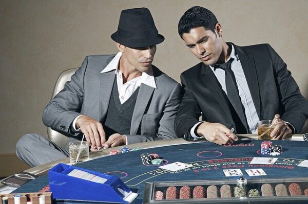 カジノをプレイする2人